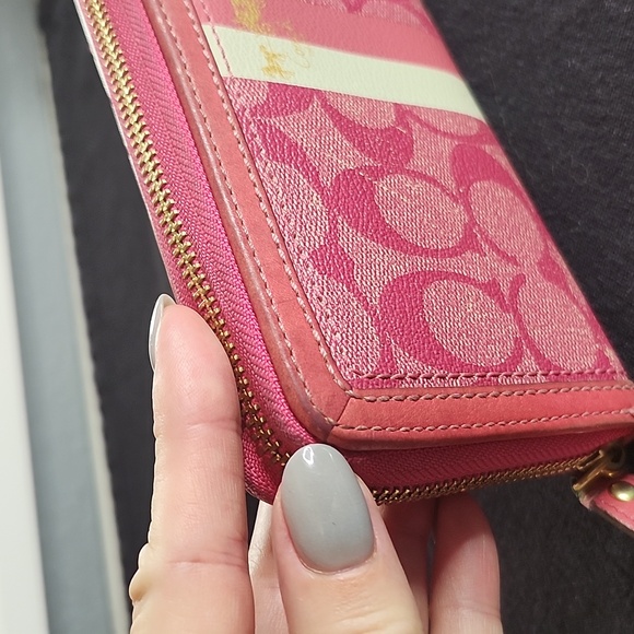 Vintage Pink Coach Accordion-Style Wallet with Orginal Rider Logo on Front - Picture 11 of 11